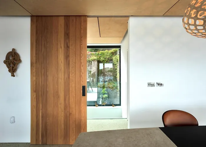 The Dockhouse * קינסייל